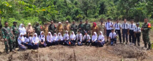 Babinsa Koramil Rumbia Hijaukan Desa Lakomea dengan 150 Pohon