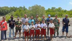 TNI dan Warga Bombana Bersinergi Tanam 300 Bibit Mangrove Cegah Abrasi
