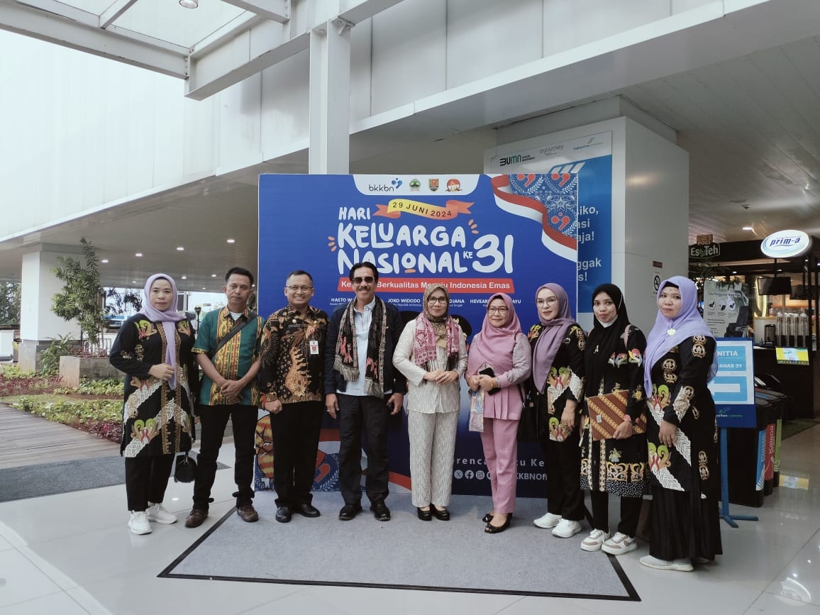 Pj Bupati Bombana Edy Suharmanto bersama Rombongan berfoto bersama di Arena Kegiatan Pj Bupati Bombana Edy Suharmanto bersama Rombongan berfoto bersama di Arena Kegiatan