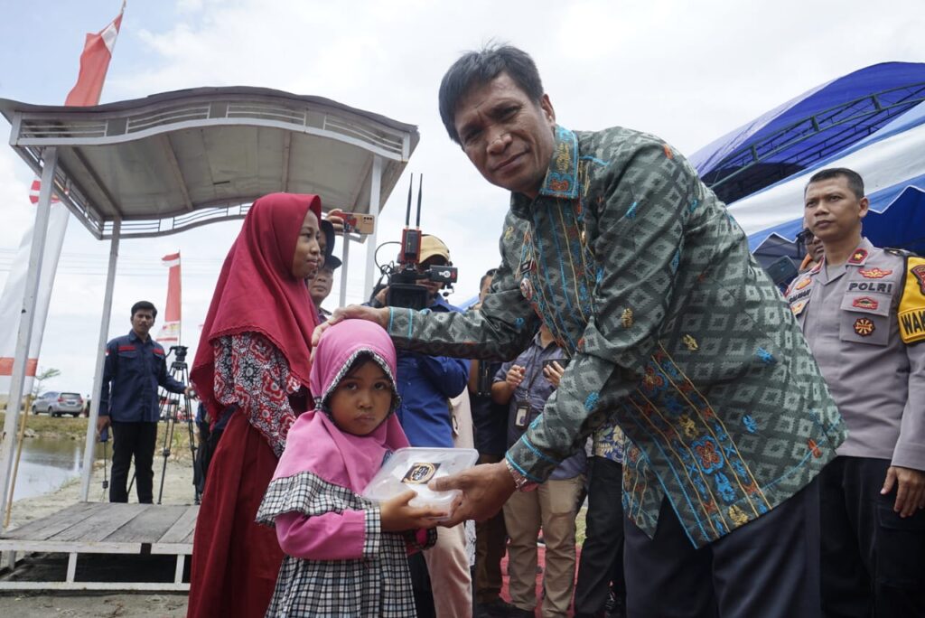 Bupati Yusmin saat meluncurkan Program Makan Siang Gratis