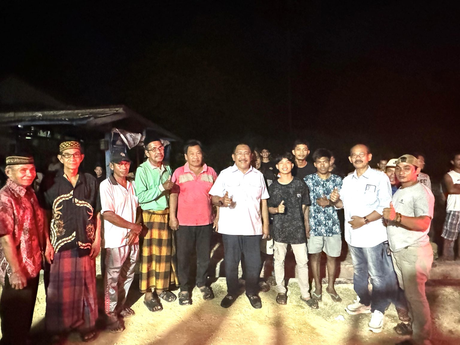 Cabup H. Burhanuddin Foto bersama warga