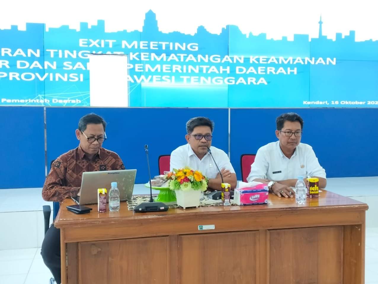Kepala Diskominfo Sultra, Dr. M. Ridwan Badallah, S.Pd., M.M. (tengah) saat menyampaikan Mater