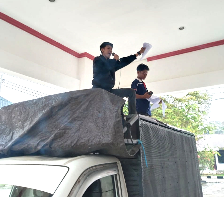 Aktivis Gerakan Mahasiswa Bersatu Sulawesi Tenggara saat menyampaikan orasinya