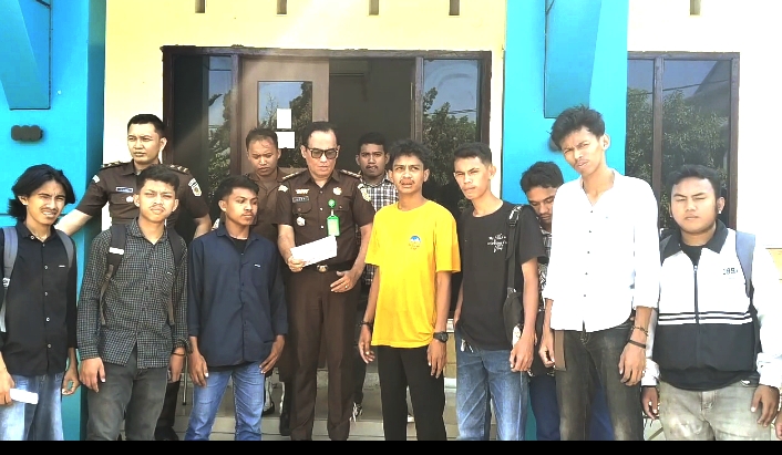 Aliansi Mahasiswa Merdeka saat melakukan aksi demonstrasi di depan Kejati Sultra