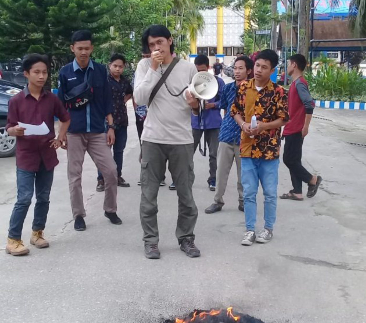 Gambar mahasiswa saat menggelar Aksi di Rektorat IAIN Kendari