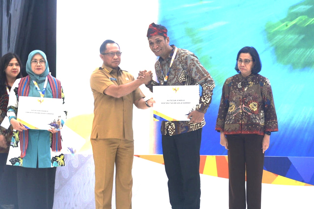 PJ. Bupati Kolaka Utara Yusmin saat menerima Insentif fiskal dari Mendagri Tito Karnavian dan Menkeu Sri Mulyani