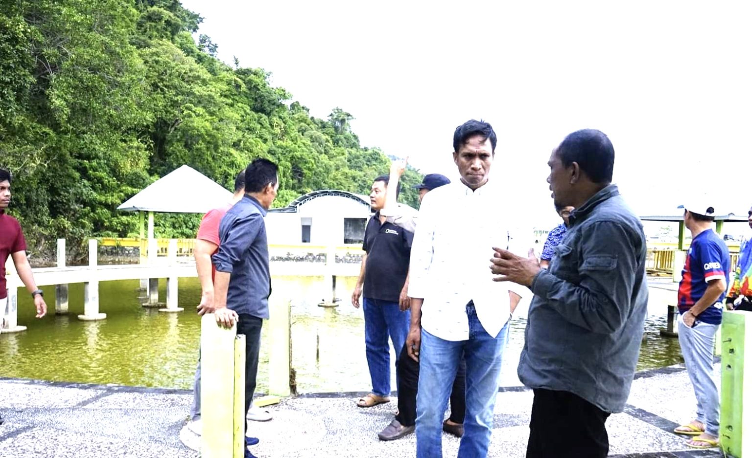 PJ. Bupati Kolut Yusmin saat mengunjungi objek wisata