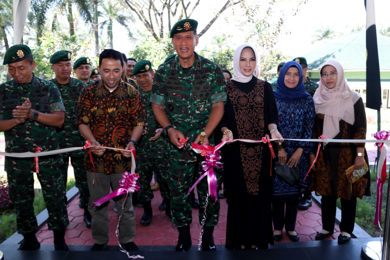 Foto pasa saat pengguntingan pita