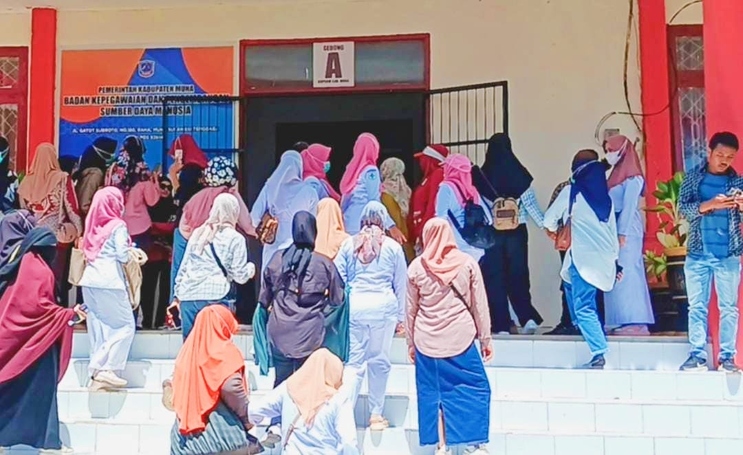 Para Nakes saat mendatangi Kantor BKPSDM Muna
