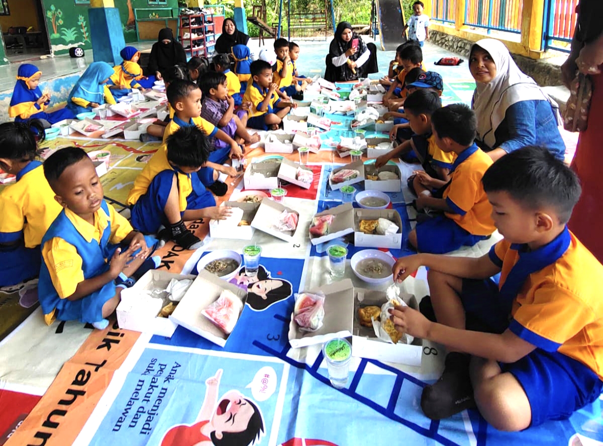 Para Siswa menikmati hidangan makan siang program Pemkab Kolut