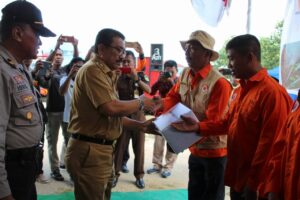 Pemkab Wakatobi Serahkan Bantuan Kemanusiaan