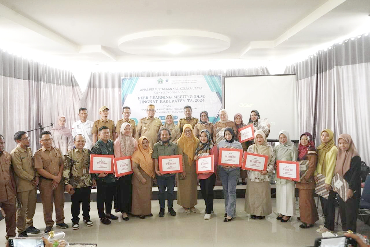 Penyerahan Bantuan ke Perpustakaan Desa