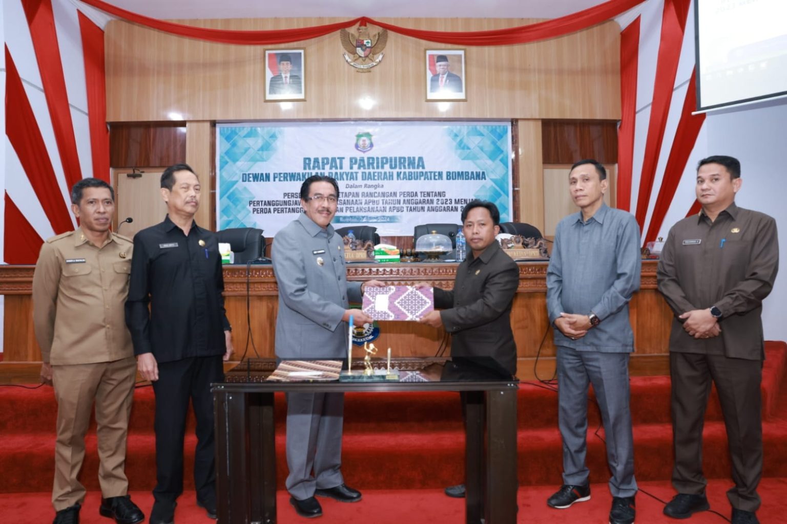 Pj Bupati Bombana (kedua dari kiri)