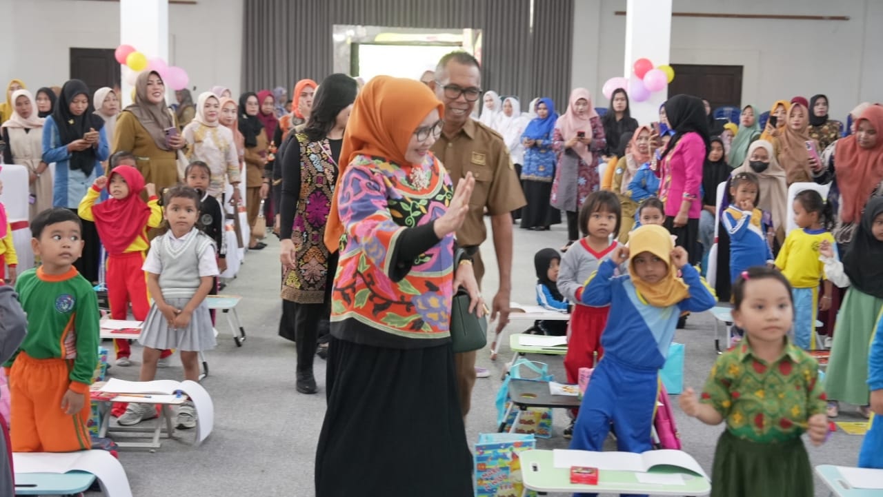 Pj Ketua TP-PKK Kolaka Utara (Kolut), Ny. Hj. Nurhayati Yusmin, S.Pd., MM bersalaman dengan jajaran Pengurus DWP dan PKK