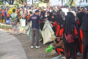 Ribuan Pelajar di Lasusua Terlibat Aksi Bersih-Bersih Lingkungan