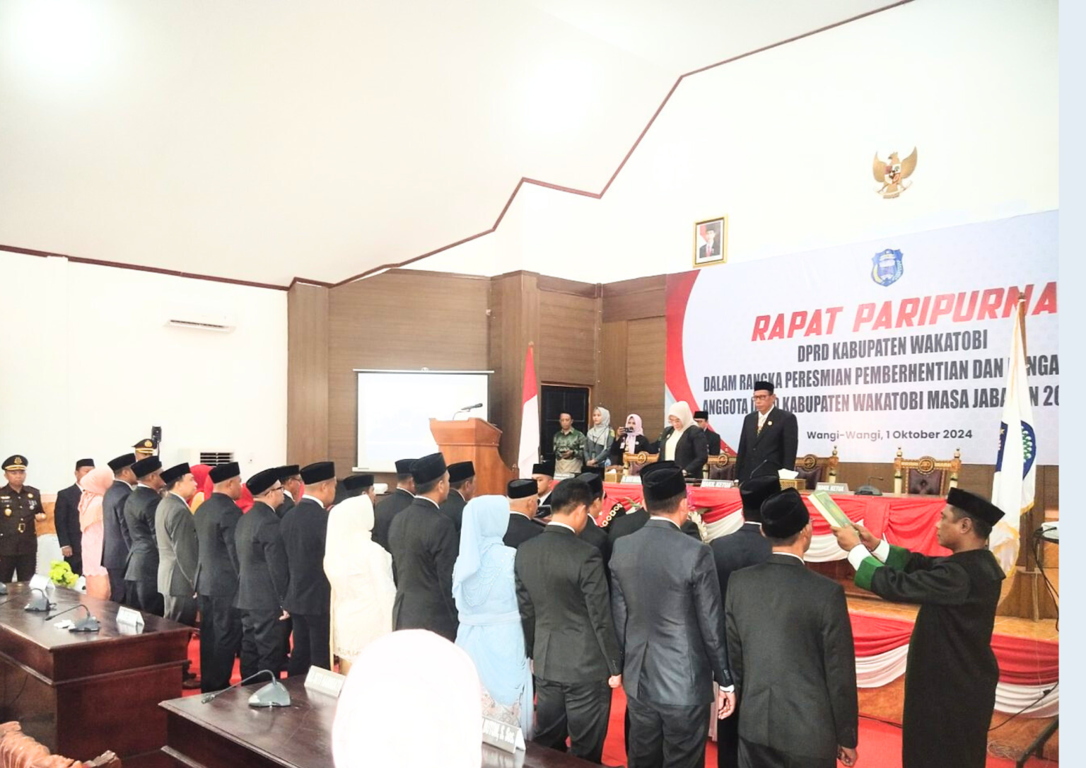 Suasana Pelantikan di ruang Paripurna Sekretariat DPRD Wakatobi