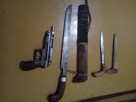 Barang Bukti yang ditahan dari Tersangka antara lain Sepucuk Senpi Rakitan dan Sajam