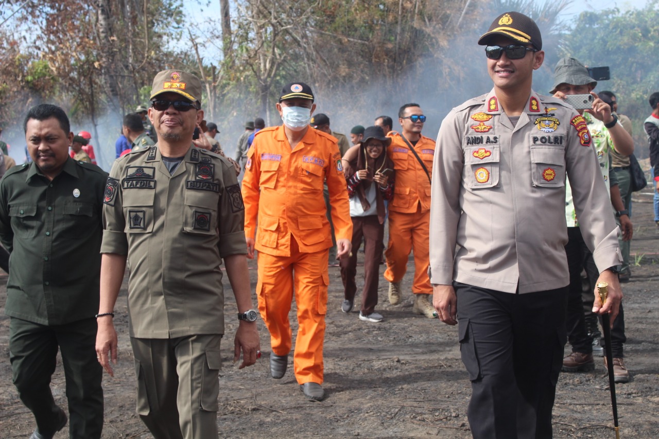 Kapolres (kanan) bersama Bupati (tengah) dan Ketua DPRD Bombana (kiri) usai Apel Siaga Karhutla, Kamis (15/08/2019).