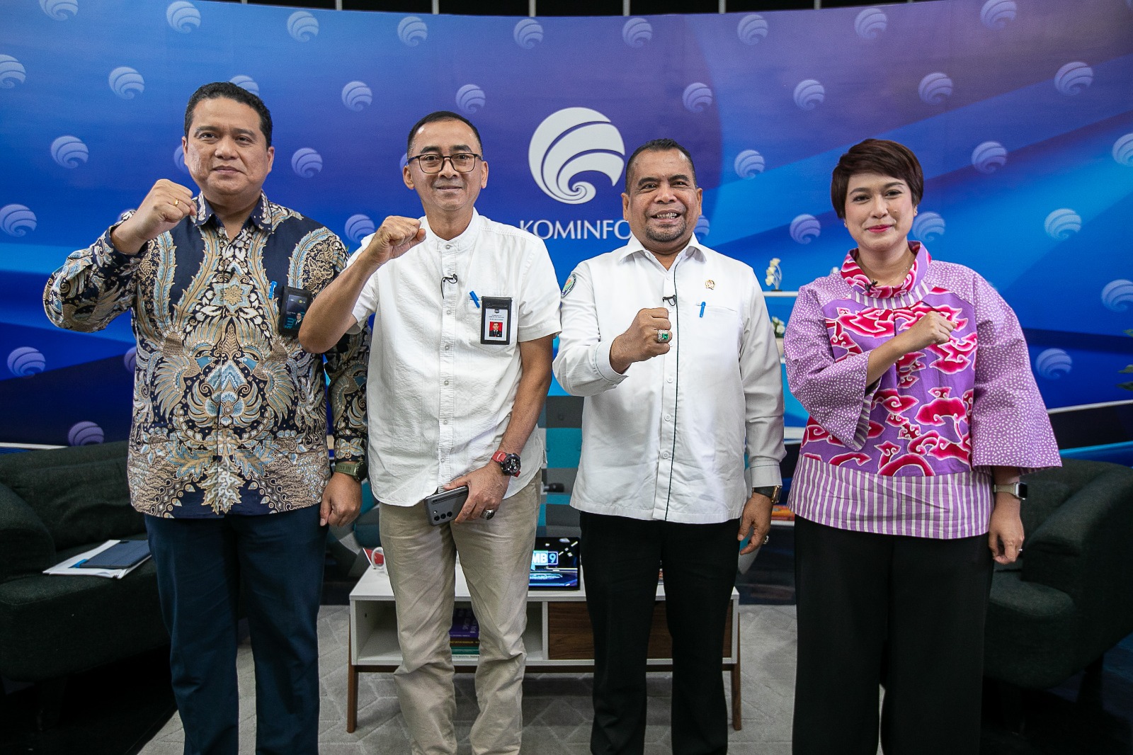 1. Paiman Raharjo, Wakil Menteri Desa, Pembangunan Daerah Tertinggal dan Transmigrasi (tengah-kanan) 2. Lambas Richard Pasaribu, EVP Pengembangan Listrik Desa PT. PLN (kiri) 3. Nurman Ramdansyah, Plh Sekretaris Daerah Kabupaten Malang (tengah-kiri)