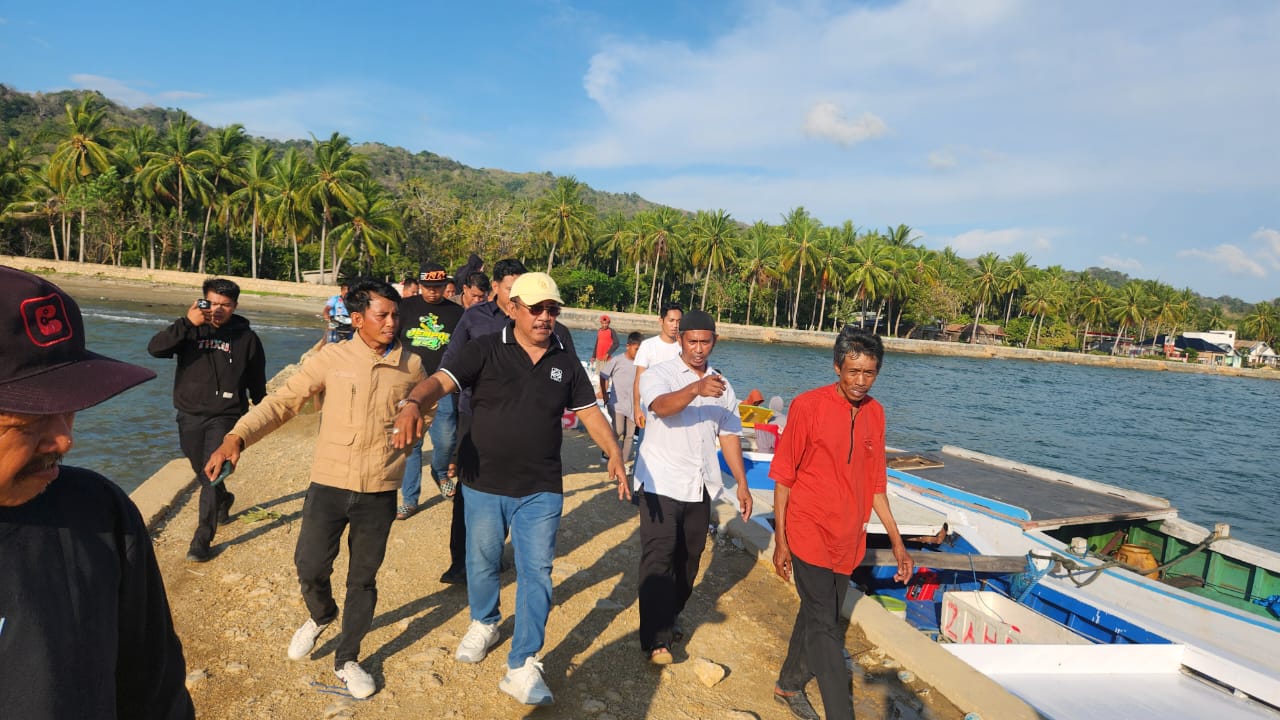 H. Burhanuddin (Berbaju Hitam) saat di Pelabuhan Puulemo