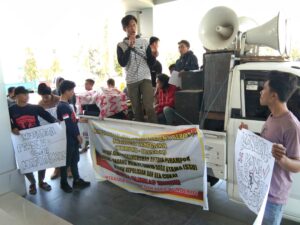 Diduga Ikut “Bermain” Penjualan Besi PT SSU, Bea Cukai Kendari Didemo