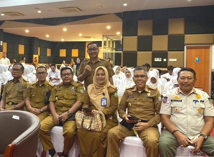 Kepala Dinas Lingkungan Hidup Kabupaten Bombana, Drs. Alimuddin (Berdiri di Belakang Para Kadis) Kepala Dinas Lingkungan Hidup Kabupaten Bombana, Drs. Alimuddin (Berdiri di Belakang Para Kadis)