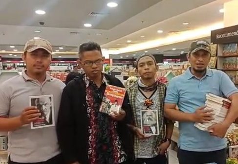 Sweeping Gramedia Makassar Cari Buku Marxis dan Lenin (foto : Merdeka) Sweeping Gramedia Makassar Cari Buku Marxis dan Lenin (foto : Merdeka)