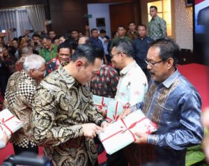 Pemkab Kolaka Utara Terima 528 Sertifikat PTSL Langsung dari Menteri ATR/BPN