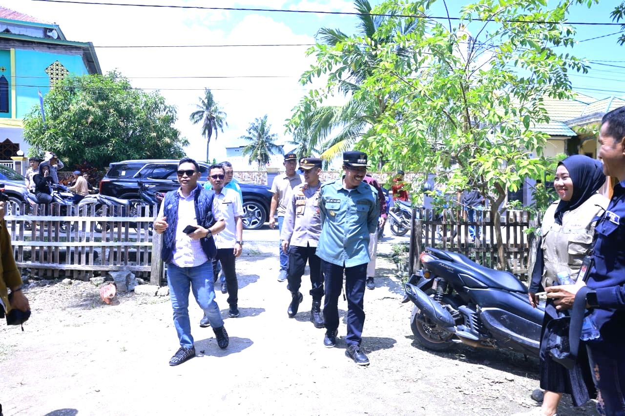 Ketua KPU Bombana Hasdin Nompo (Kiri) bersama Pj. Bupati Bombana Edy Suharmanto (Kanan) saat meninjau proses pemungutan suara