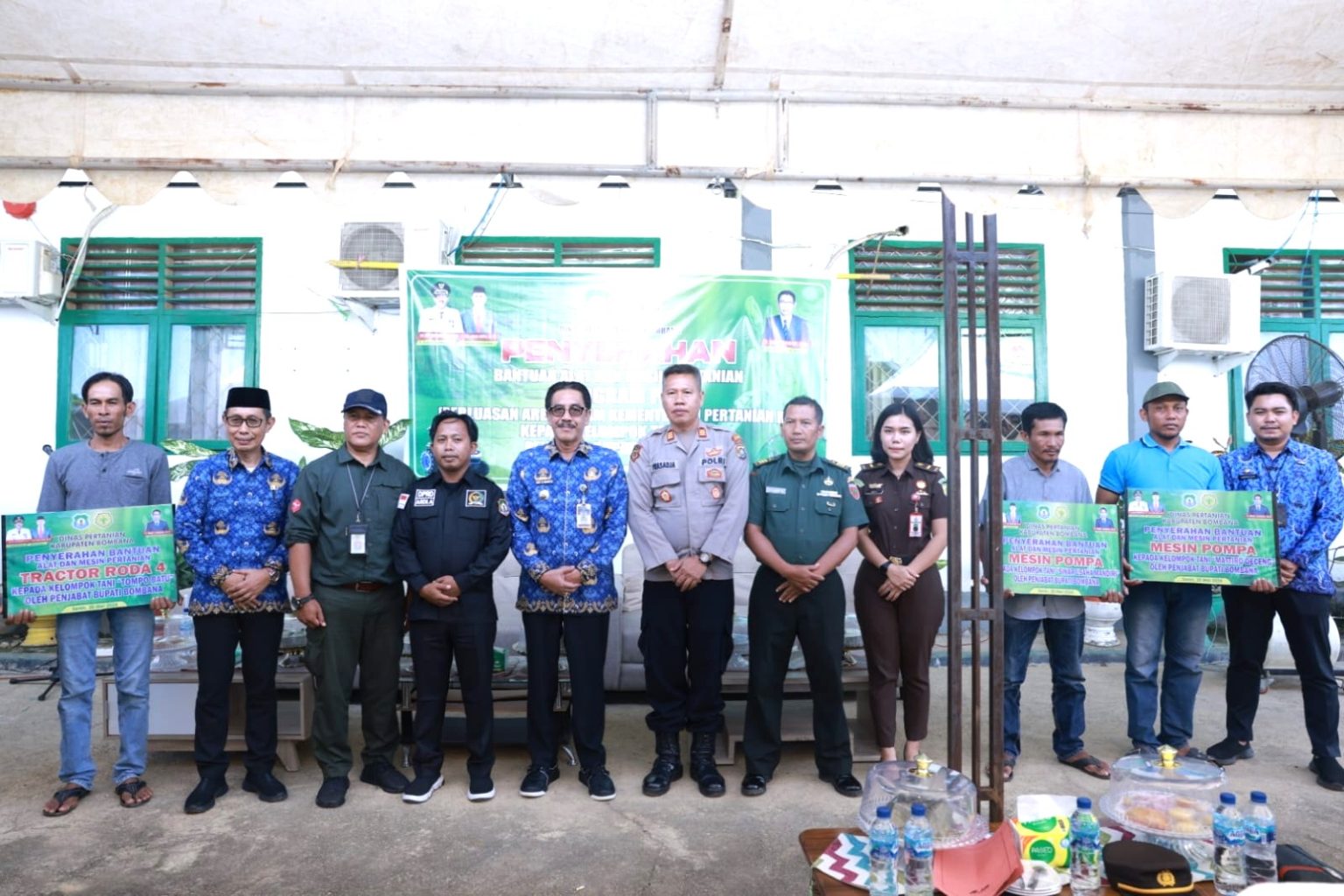 Foto bersama usai penyerahan Alsintan kepada Kelompok Tani