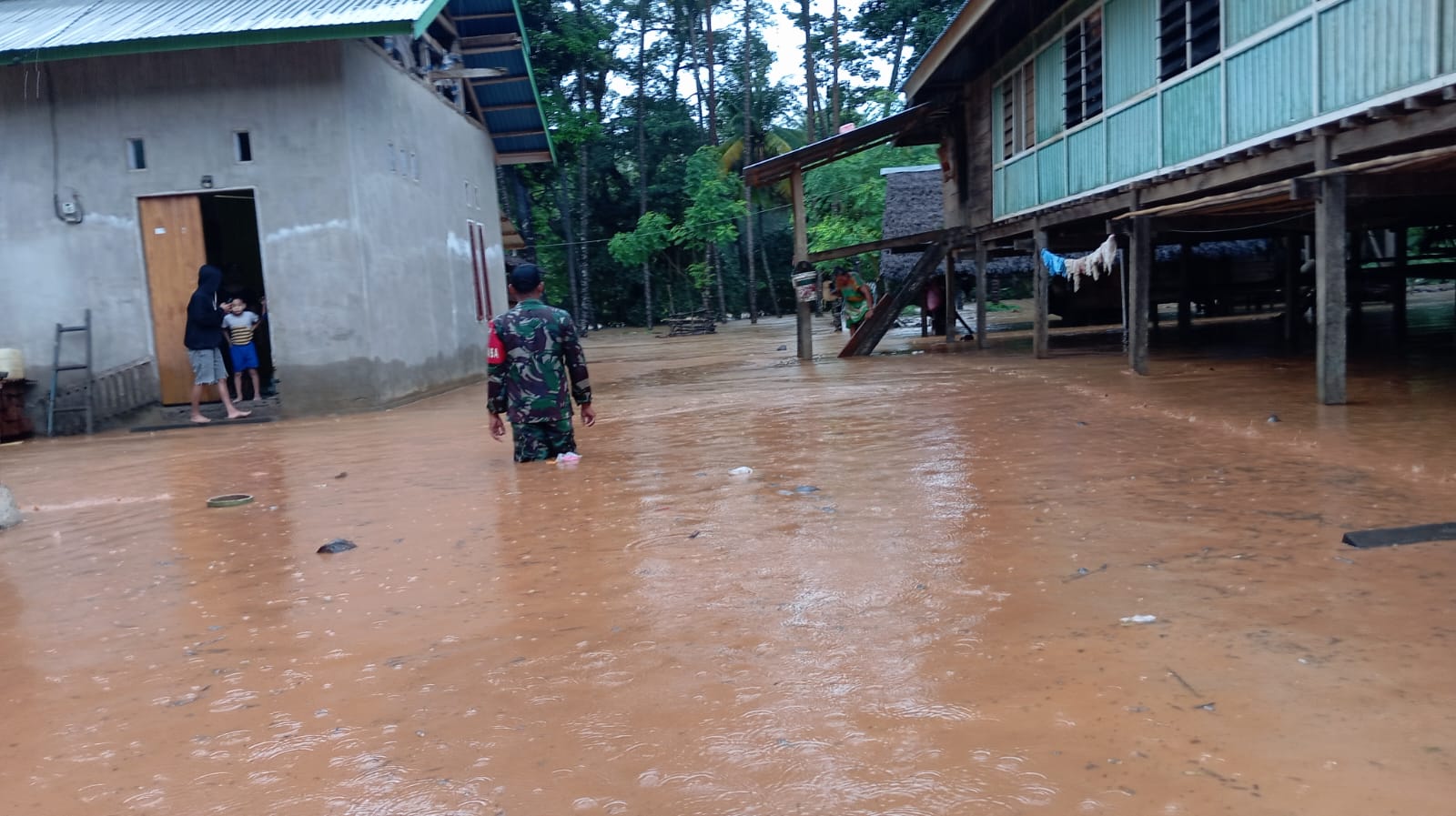 Anggota TNI saat memeriksa Kondisi Banjir