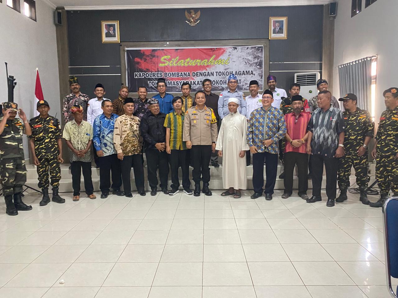 Foto bersama Kapolres, tokoh agama, tokoh adat dan tokoh masyarakat