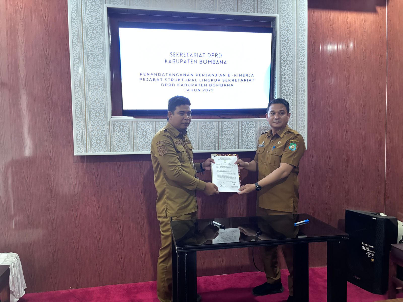 Foto Penyerahan Berkas Penandatanganan Perjanjian E-Kinerja Pejabat Struktural Lingkup Sekretariat DPRD Kabupaten Bombana