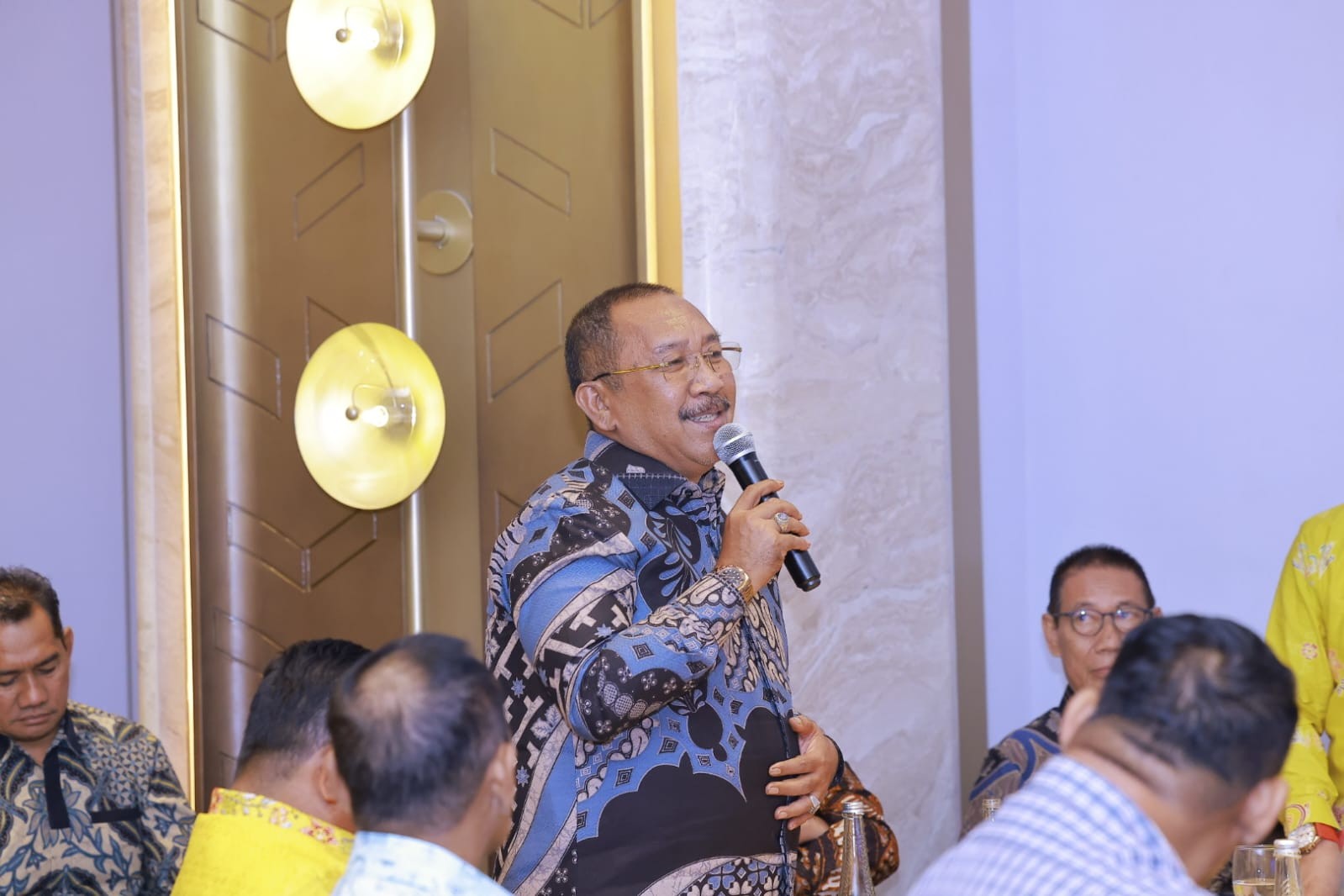 Bupati Bombana Ir. H. Burhanuddin, M.Si Saat Menyampaikan Pendapat Dalam Forum Silaturahmi Pemprov Sultra