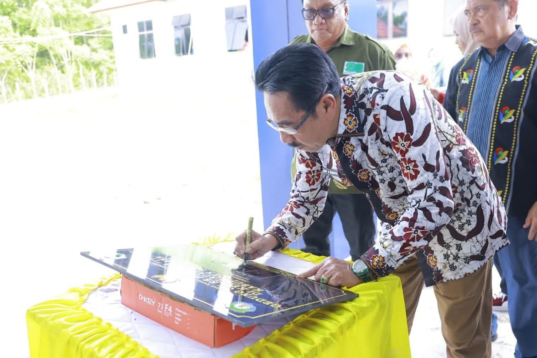PJ Bupati Bombana, Edy Suharmanto saat menandatangani peresmian RS