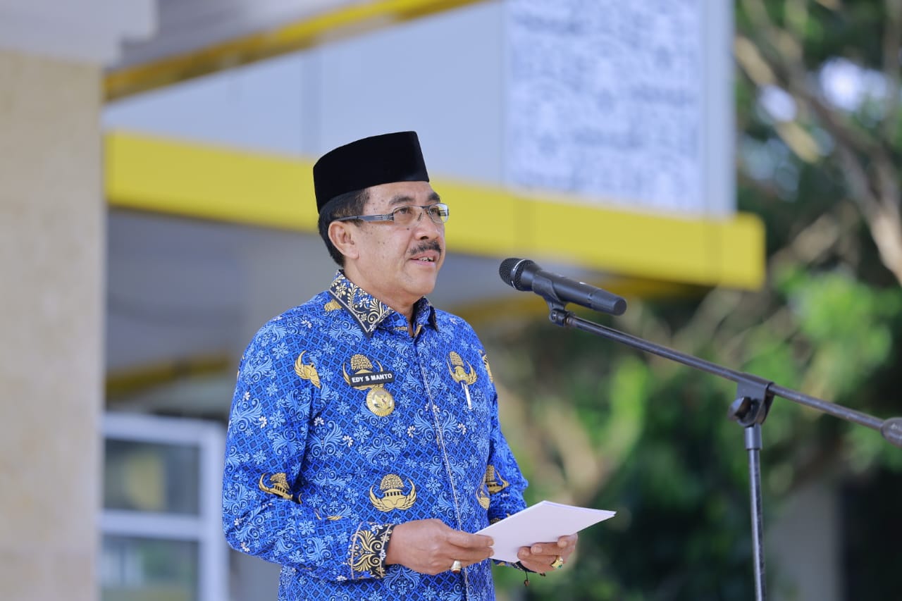 Pj. Bupati Bombana Saat Memberikan Sambutan Pada Upacara HKN