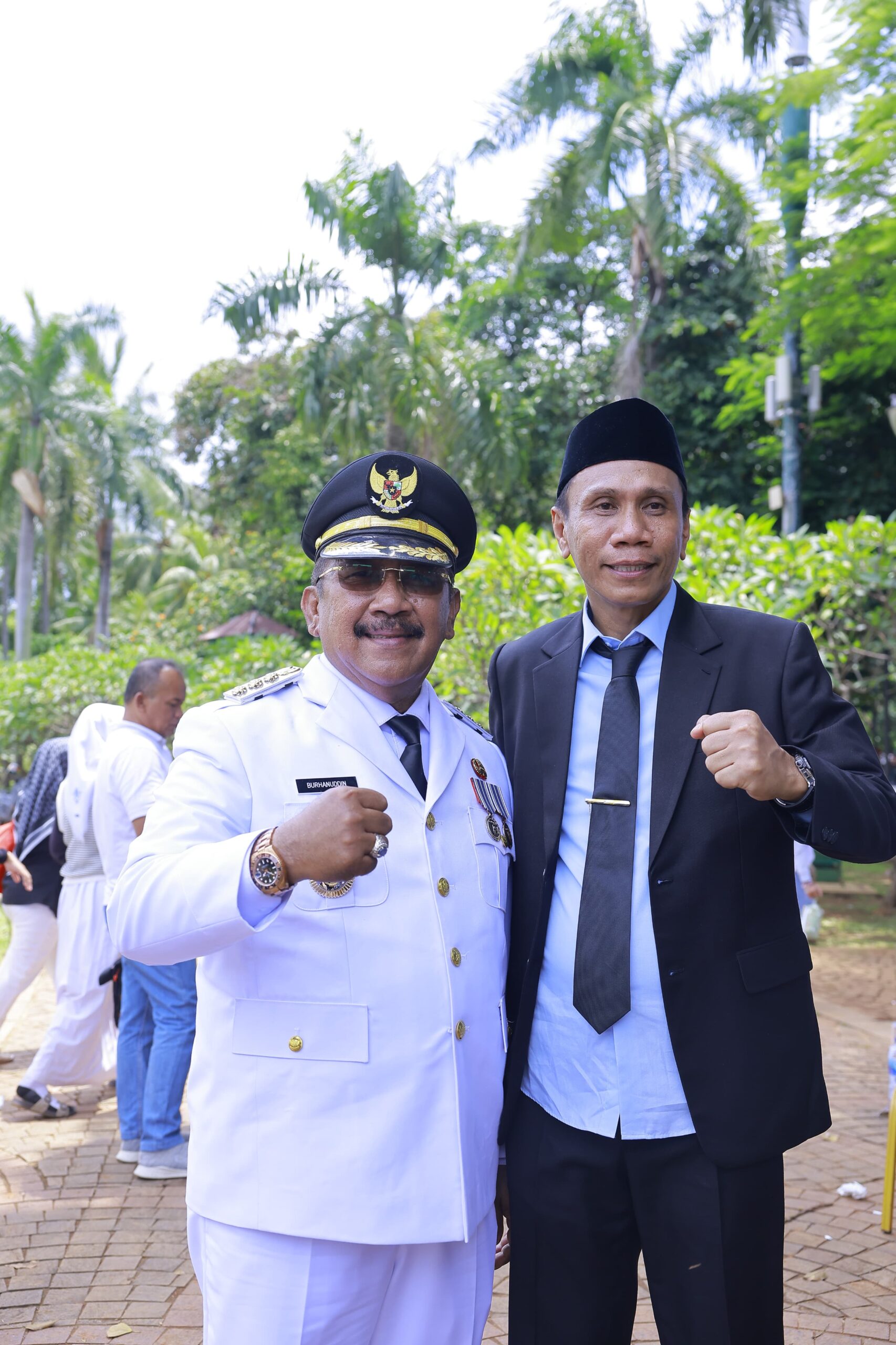 Ketua DPC PKB Jas Hitam dan Bupati Bombana menggunakan Pakaian PDU