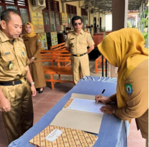 Sinergi dan Transparansi: Disdukcapil Bombana Tingkatkan Kualitas Pelayanan dengan Perjanjian Kinerja