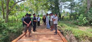 Calon Bupati Bombana Beri Bantuan Tunai untuk Pembangunan Jembatan Antar Desa