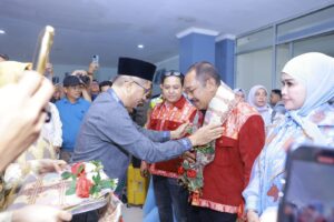 Kobar Semangat di Bandara Haluoleo: Bupati Bombana Pulang Bawa ‘Api Kolaborasi’ dari Retret Magelang