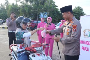 Polres Bombana dan Bhayangkari Berbagi 100 Takjil di Dua Titik Ikonik Ramadan