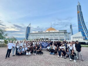 HMJ Penjaskes UHO Berbagi Takjil untuk Sesama di Bulan Ramadhan