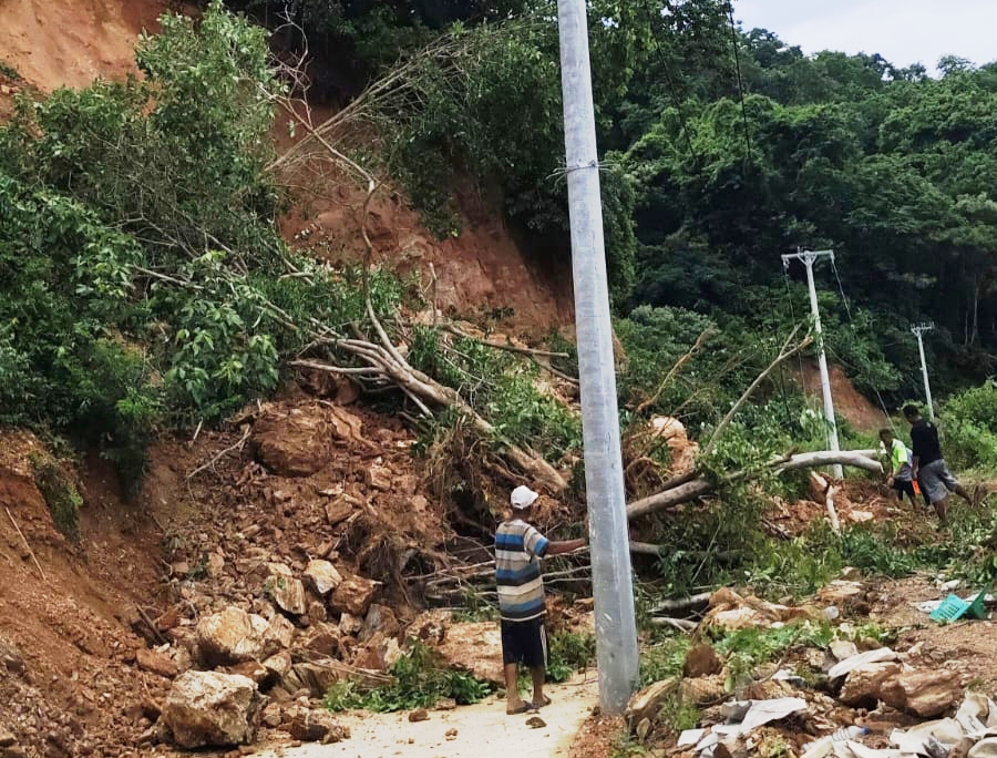Kondisi Jalan Longsor di Kecamatan Masaloka