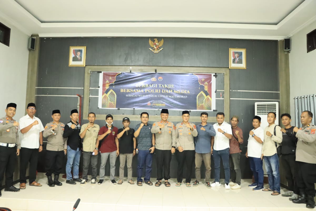 Foto Bersama jajaran Polres Bombana bersama Insan Pers
