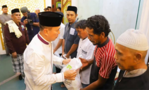 Gubernur Sultra Bagikan 305 Sembako dan Serukan Persatuan Pasca-Pilkada di Awal Ramadan