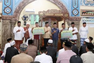 Safari Inspiratif Wakil Gubernur Sultra: Silaturahmi ke Kampung Halaman, Bantu Rp97 Juta