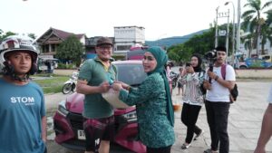Peduli Warga, Ketua PKK Bombana Galang Aksi Berbagi Sembako di Ramadan