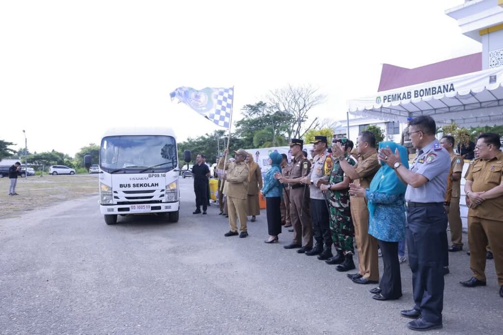 Bupati Bombana Luncurkan Bus Sekolah Gratis dan Gerakan Kebersihan Lingkungan