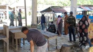 Aparat Desa Toburi dan Babinsa Koramil 1431-03/Poleang Kolaborasi Laksanakan Kerja Bakti Bersihkan Pasar Rakyat