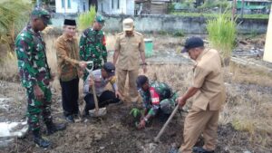 Tanam Pohon di Lingkungan Sekolah, Upaya Babinsa Koramil 02/Kabaena Ciptakan Lingkungan Asri dan Sejuk